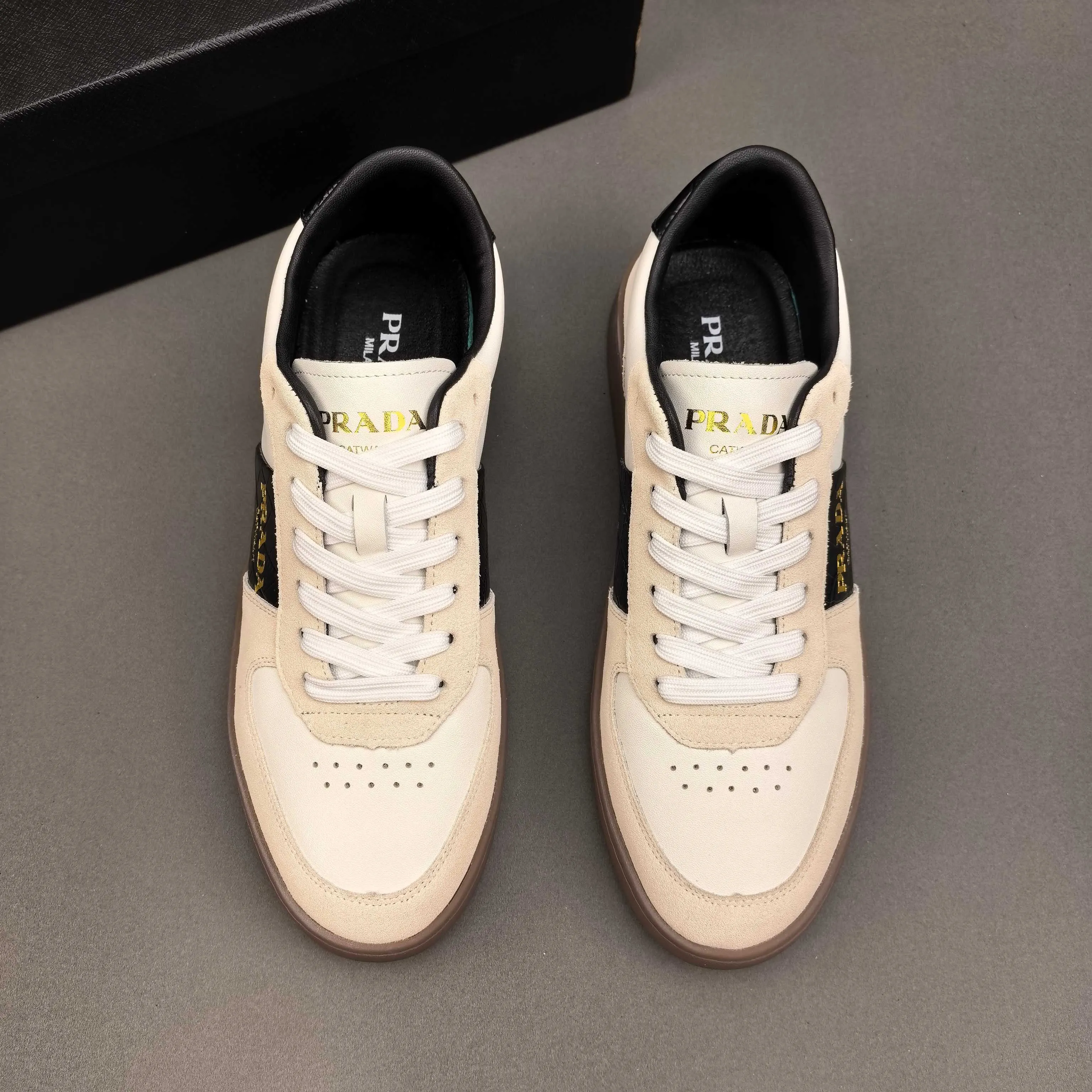PP420❣️❣️❣️Prada set off the audience! Prada, an international brand that is constantly innovating, this men's casual shoe, the original version, made of cowhide leather at a ratio of one to one at the store, with leather feet and rubber non-slip outsole, breathable and comfortable, quality speaks for itself👄38-44